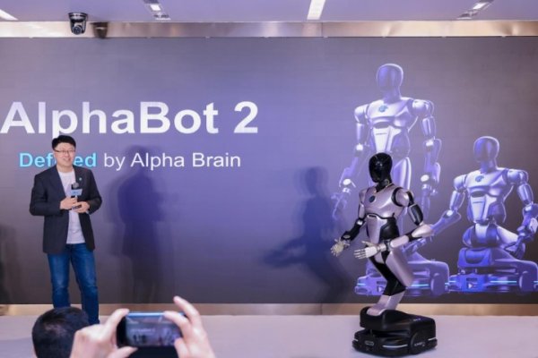 真牛所 智平方AlphaBot 2搭载全新大脑上线，同步启动2028年万台产能计划｜智能涌现