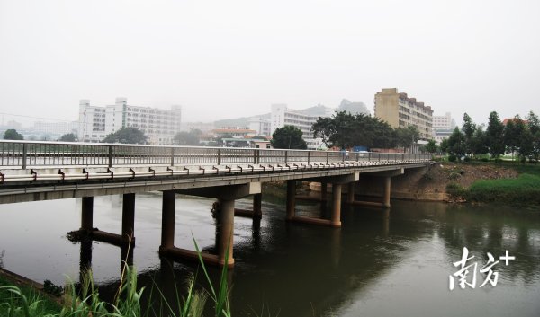 金顶配资 石马河旁的双拥丰碑